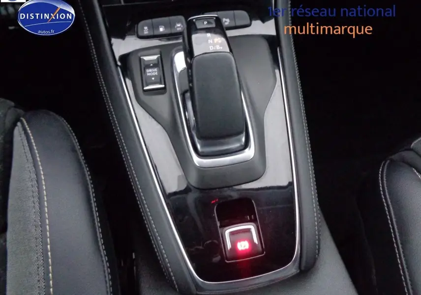 Le levier de vitesses automatique et la console centrale noire du Grandland X blanc nacré, vue rapprochée intérieure.