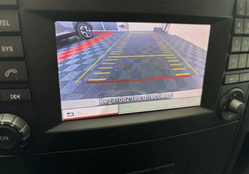 Vue de l'écran de caméra de recul du Mercedes Vito blanc 111 CDI Compact, affichant les lignes de guidage jaunes et rouges.