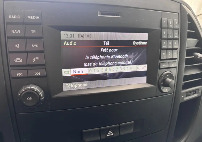 Vue rapprochée de l’écran multimédia du Mercedes Vito blanc 2016 affichant la connexion Bluetooth prête.