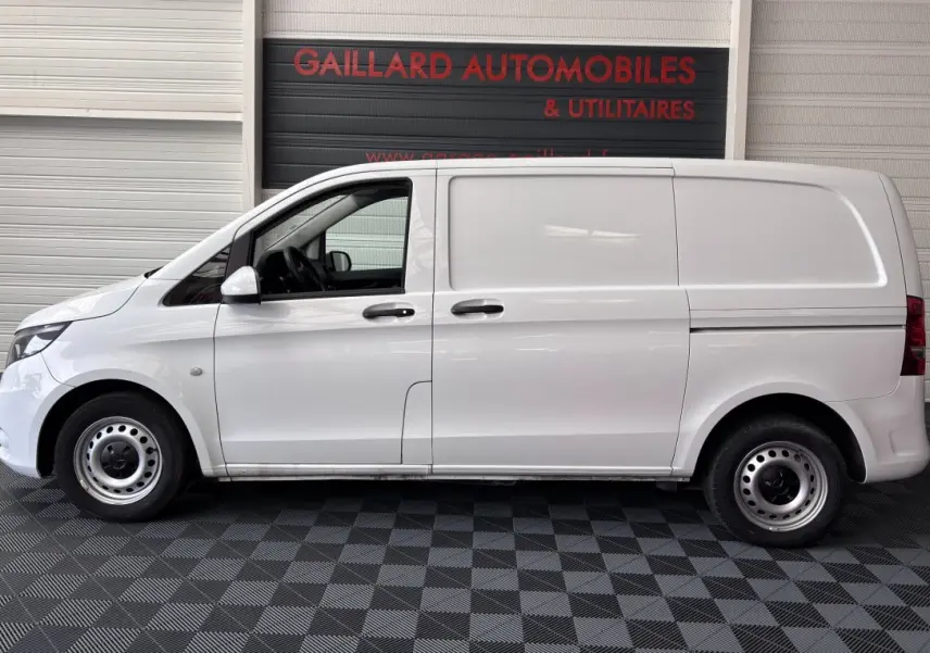 Profil latéral droit d'un utilitaire Mercedes Vito 111 CDI Compact blanc avec deux portes et hayon, roues acier simples.