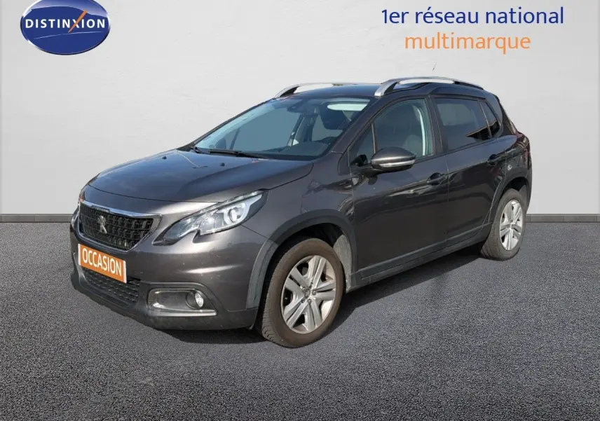 Peugeot 2008 gris platinium en 3/4 avant droit, mettant en valeur ses lignes compactes et ses jantes alliage.