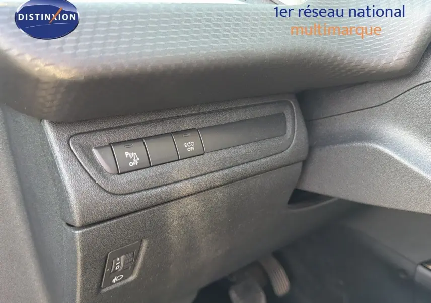 Détail des commandes côté conducteur du tableau de bord d’un Peugeot 2008 gris platinium 2019 essence.