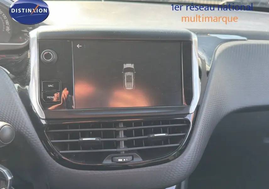 Vue rapprochée de l’écran tactile central et des aérateurs du tableau de bord d’une Peugeot 2008 gris platinium.