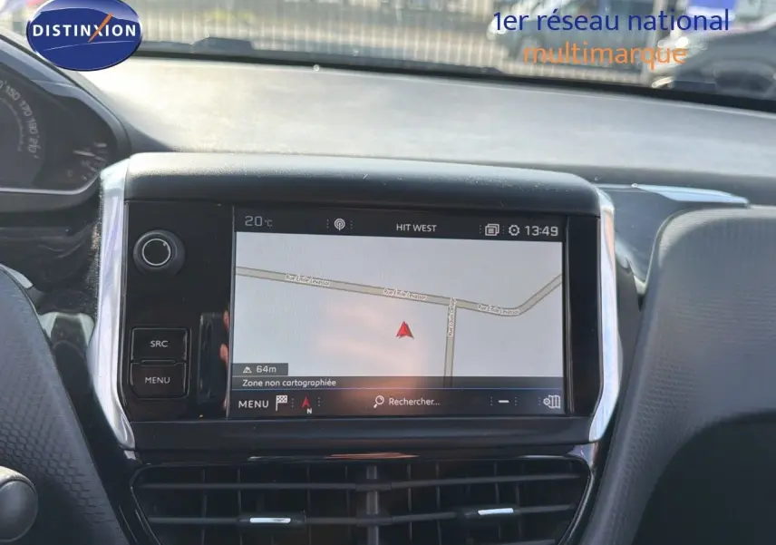 Écran tactile central du tableau de bord du Peugeot 2008 gris platinium, affichant la navigation GPS en extérieur.