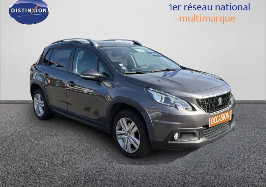 Peugeot 2008 gris platinium en 3/4 avant droit, SUV compact avec toit ouvrant et jantes alliage visibles.