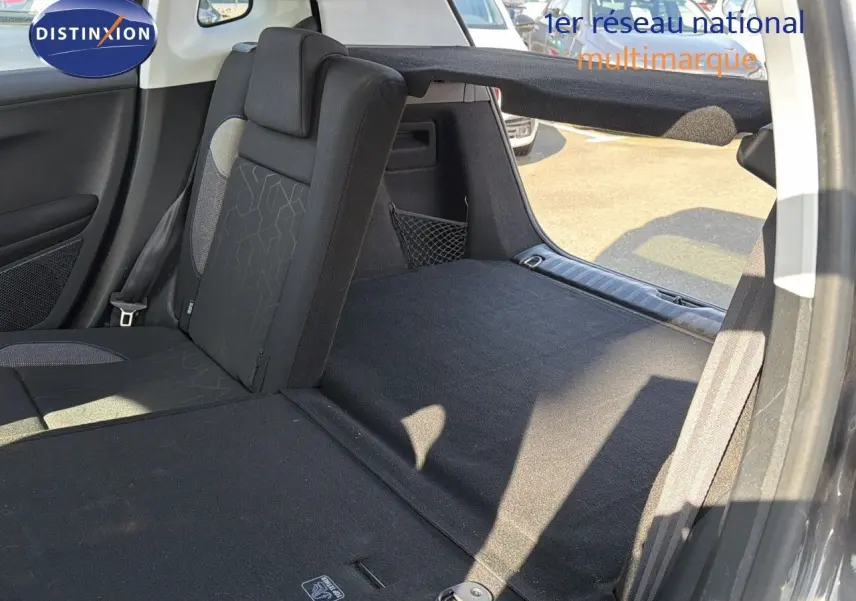 Intérieur arrière de la Peugeot 2008 gris platinium, siège rabattable côté droit pour agrandir le coffre visible au soleil.