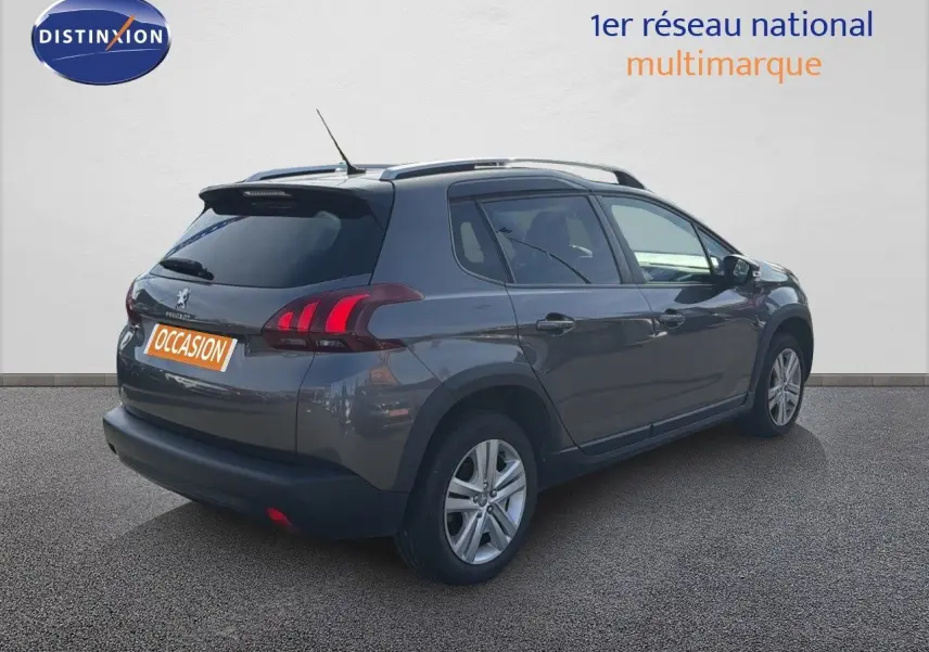 Vue 3/4 arrière droite d'un Peugeot 2008 gris platinium avec feux arrière LED et jantes alliage.