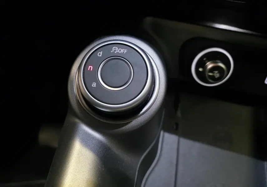 Gros plan sur le sélecteur de mode de conduite Alfa DNA dans l’habitacle de l’Alfa Romeo Tonale gris.