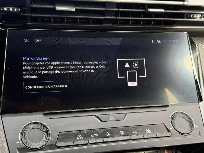 Écran tactile central du tableau de bord de la Peugeot 308 2024, affichant l'option Mirror Screen en mode connecté.