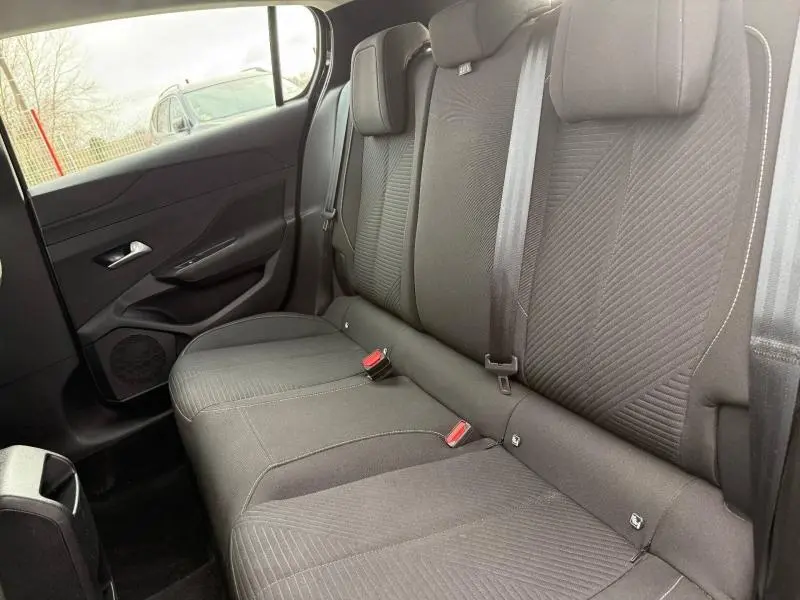 Vue intérieure côté gauche des sièges arrière noirs du Peugeot 308 2024 avec ceintures de sécurité et appuie-têtes intégrés.