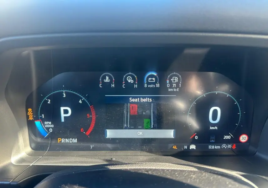 Vue du tableau de bord numérique du Ford Ranger 2025, affichant la vitesse, régime moteur et alertes de ceinture.