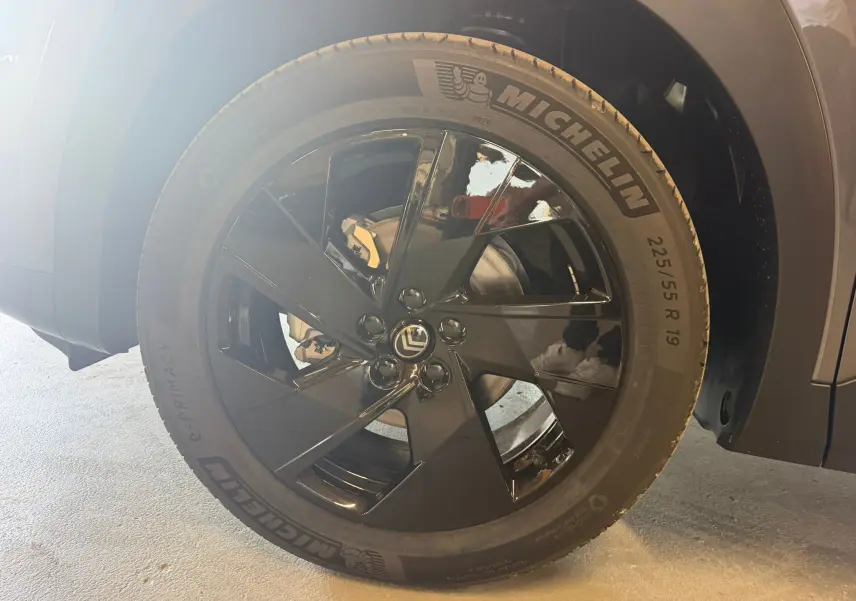 Gros plan sur la roue avant gauche du Citroën C5 Aircross gris 2026 avec jante noire brillante et pneu Michelin.