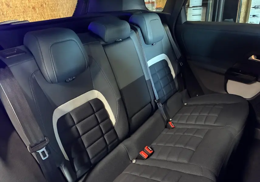 Vue intérieure des sièges arrière en tissu noir avec surpiqûres et détails gris clairs d'un Citroën C5 Aircross 2026.