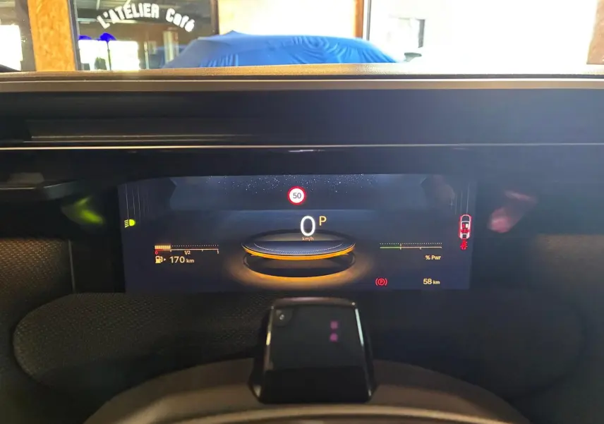 Tableau de bord numérique du Citroën C5 Aircross 1.2 Hybride 145 Plus, affichage vitesse et autonomie, vue frontale intérieure.