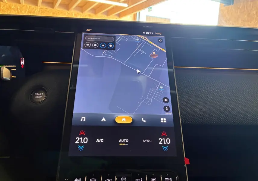 Vue rapprochée de l’écran tactile central du tableau de bord du Citroën C5 Aircross gris, affichant la navigation GPS.