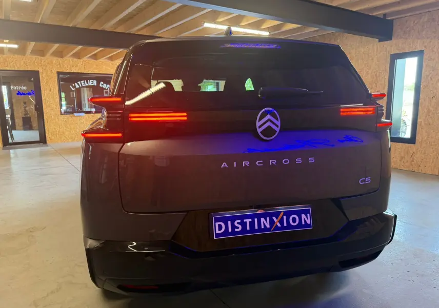 Vue arrière d’un Citroën C5 Aircross gris 2026 avec feux arrière LED horizontaux et logo Citroën bien visible.