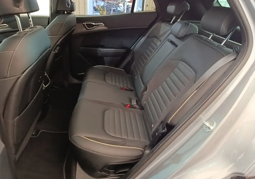 Vue intérieure côté droit montrant la banquette arrière en cuir noir du Kia Sportage hybride rechargeable 2022.