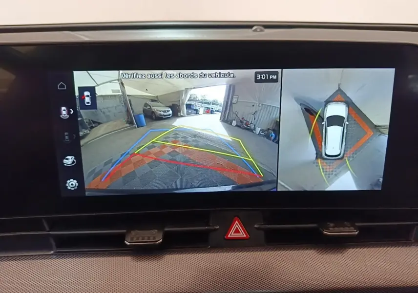Affichage écran tactile intérieur montrant la caméra de recul et vue à 360° du Kia Sportage gris clair 2022 en stationnement.