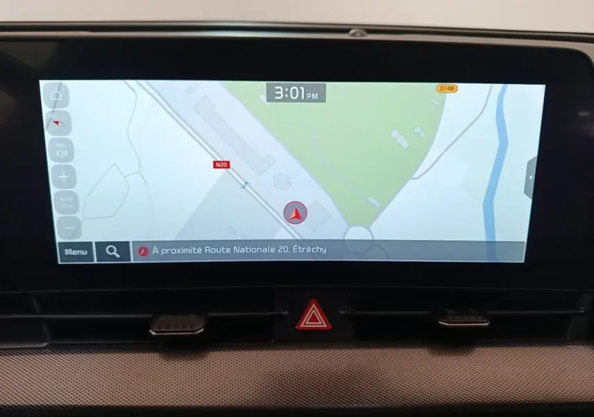Écran tactile central du Kia Sportage gris clair 2022 affichant la navigation avec carte et indications.