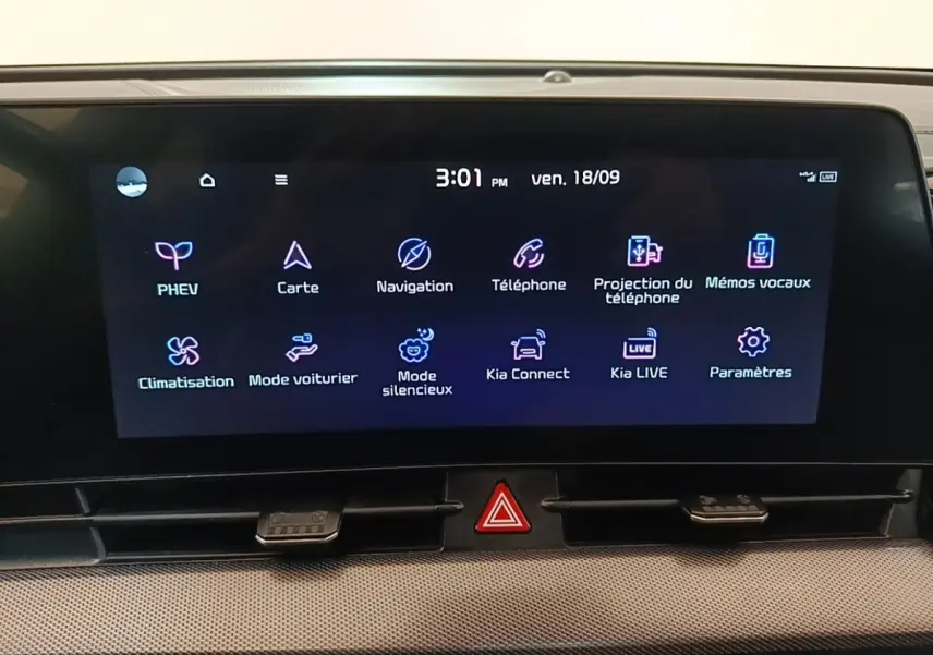 Écran tactile central du Kia Sportage gris clair 2022 affichant les options de navigation et connectivité.