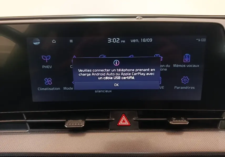 Écran tactile central du tableau de bord du Kia Sportage gris clair, affichant une notification de connexion USB.