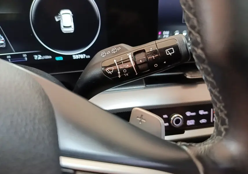 Gros plan sur la manette d’essuie-glace côté droit du volant dans l’habitacle du Kia Sportage gris clair 2022.