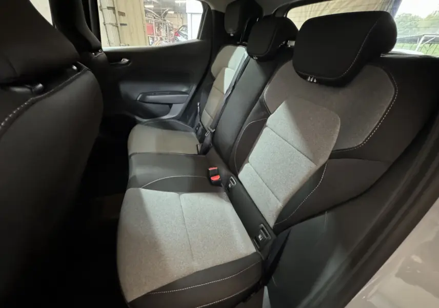 Vue intérieure de la banquette arrière bi-ton gris clair et noir de la Renault Clio Evolution Blue dCi 100 2025.