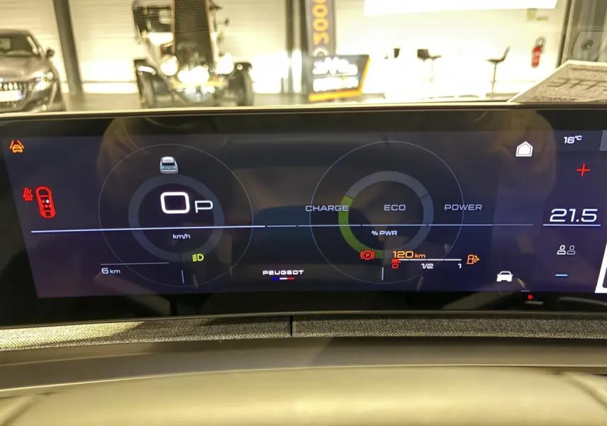Affichage numérique du tableau de bord du Peugeot 3008 Hybrid, avec indicateurs de charge, vitesse et autonomie.