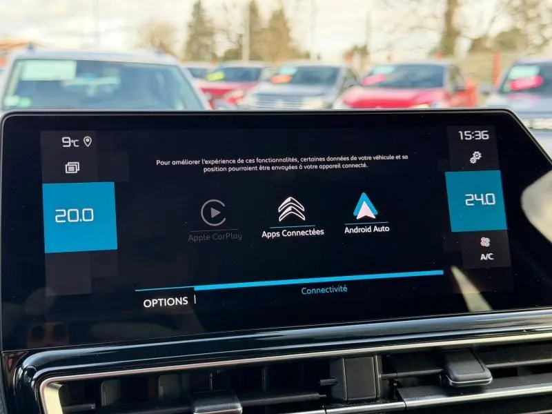 Écran tactile central du Citroën C5 Aircross 2024 affichant les options Apple CarPlay, Android Auto et la climatisation à 20 et 24°C.