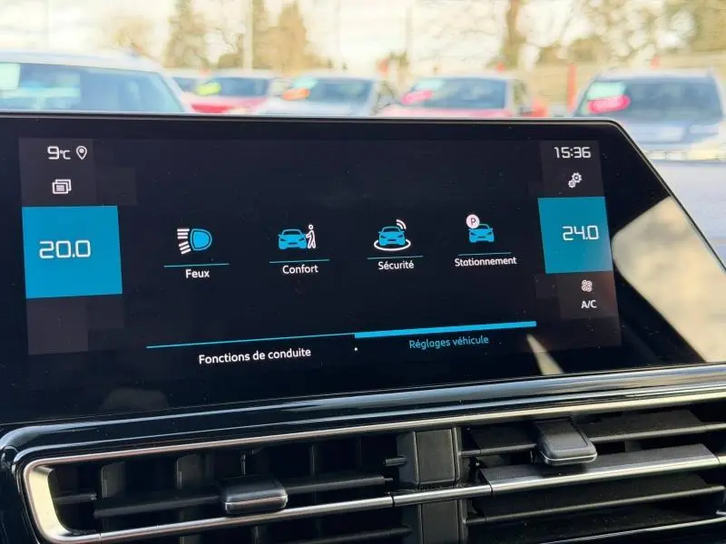 Écran tactile intérieur du Citroën C5 Aircross gris 2024 montrant les réglages de conduite et climatisation, vue de face.