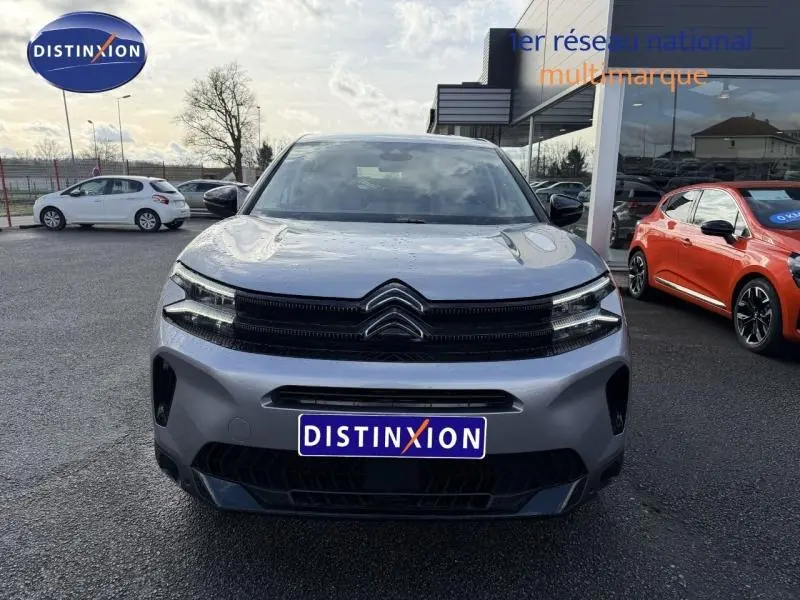 Vue frontale d'un Citroën C5 Aircross gris 2024 avec calandre noire et signature lumineuse LED distinctive.