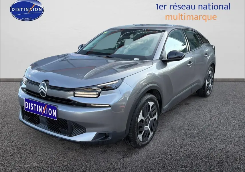 Citroën C4 électrique gris foncé vue 3/4 avant droit avec phares LED et jantes distinctives.