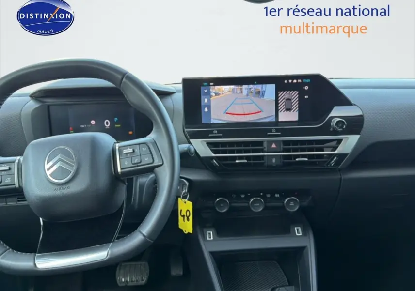 Vue intérieure du tableau de bord de la Citroën C4 électrique 2025, avec écran tactile affichant la caméra de recul.