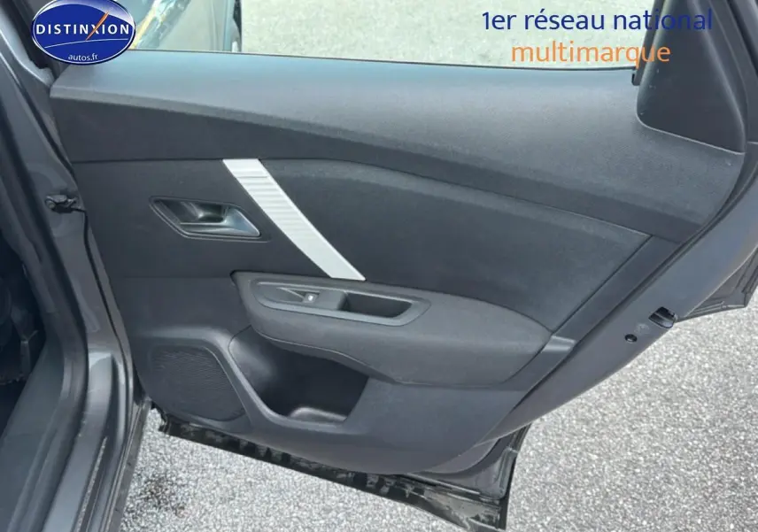 Vue rapprochée de la porte arrière gauche gris foncé du Citroën C4 électrique 2025 avec haut-parleur intégré.
