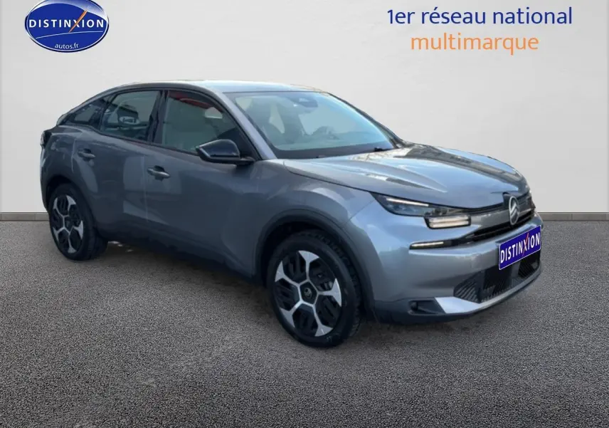Citroën C4 électrique gris foncé vue 3/4 avant droit avec phares LED et jantes distinctives.