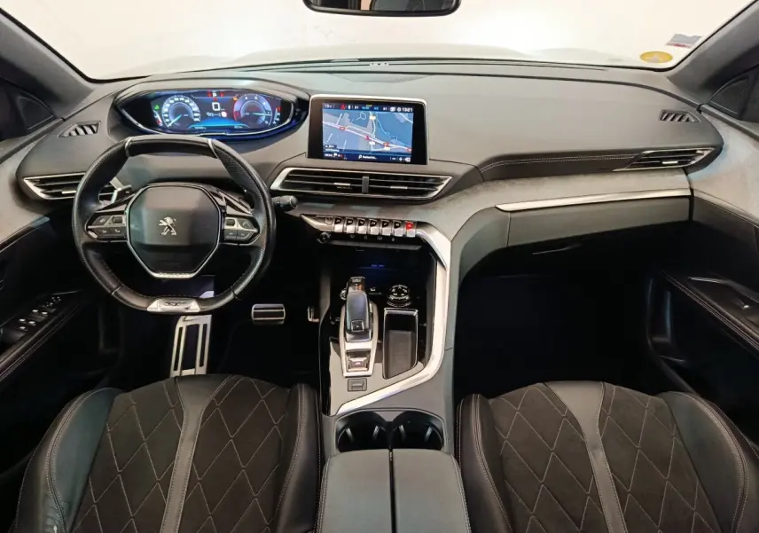 Vue intérieure avant du Peugeot 5008 gris clair 2019, tableau de bord moderne avec écran tactile et volant multifonctions.