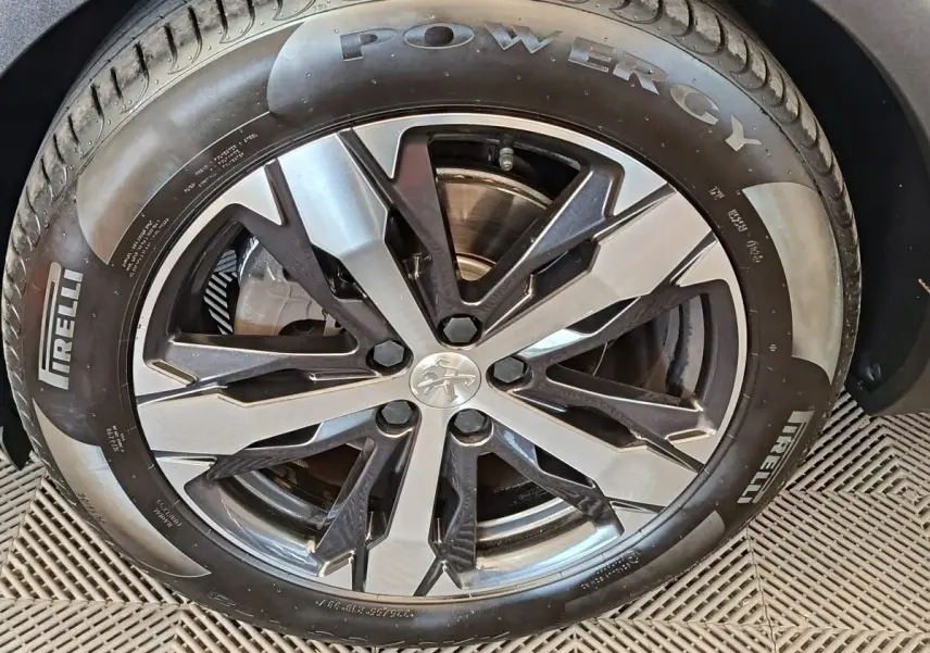 Gros plan sur la jante alliage bicolore et pneu Pirelli Powergy du Peugeot 5008 gris clair, côté roue avant.