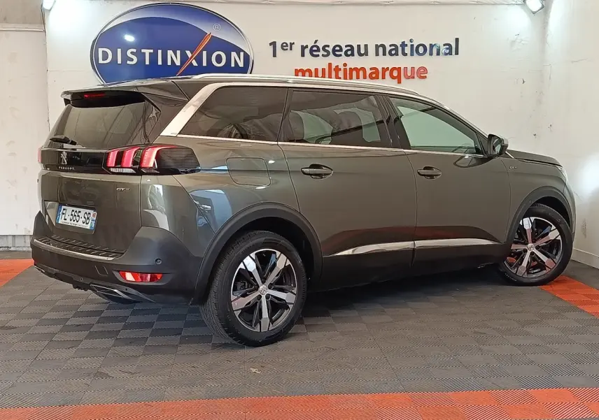 Peugeot 5008 BlueHDi 180 gris clair, vue 3/4 arrière droit, feux LED et jantes alliage distinctives.