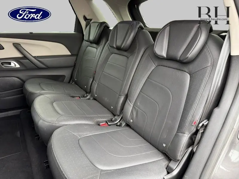 Vue latérale intérieure des trois sièges individuels arrière en cuir noir grainé du Citroën C4 Spacetourer 2020.