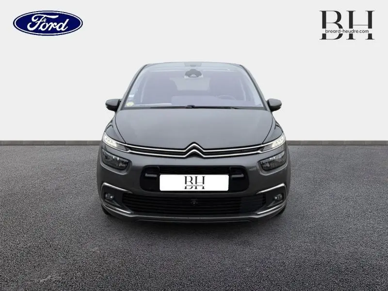 Vue avant d'une Citroën C4 Spacetourer 2020 gris Platinium avec calandre distinctive et phares LED fins.