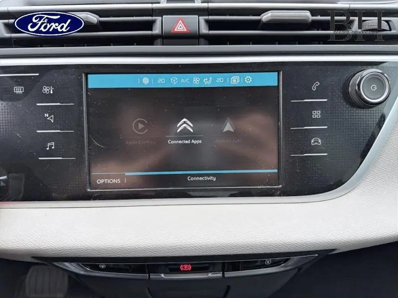 Tableau de bord de Citroën C4 Spacetourer 2020, écran tactile central avec commandes et finition gris Platinium.