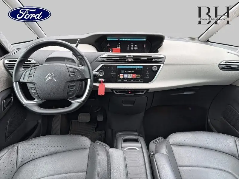 Vue intérieure avant du Citroën C4 Spacetourer 2020 avec tableau de bord clair et sièges cuir noir grainé.
