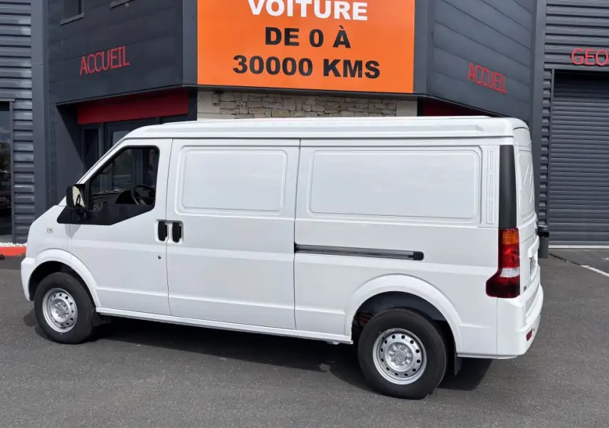Profil côté gauche du fourgon blanc DFSK EC35 BEV 39KWH 2023, avec portes coulissantes et jantes acier simples.