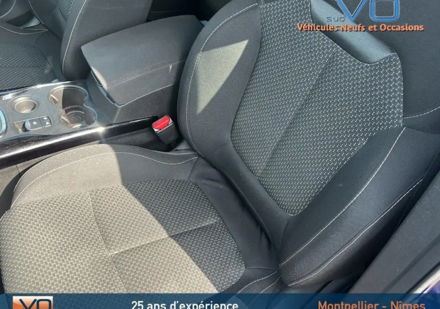 Gros plan sur le siège conducteur noir et la console centrale du Renault Kadjar TCe 140 FAP Business 2021.
