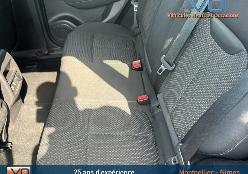 Vue rapprochée des sièges arrière en tissu noir du Renault Kadjar TCe 140 FAP Business 2021, intérieur propre et soigné.