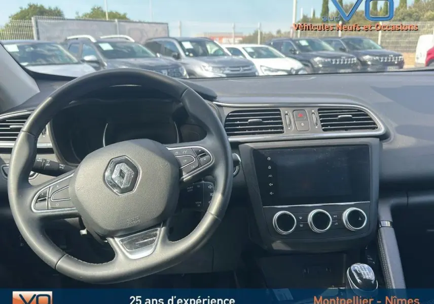 Vue intérieure du tableau de bord du Renault Kadjar TCe 140 Business 2021, avec volant multifonction et écran tactile.