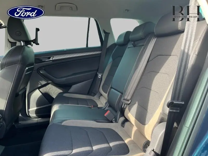 Vue intérieure côté droit des sièges arrière en tissu noir et suède du Skoda Kodiaq Bleu Lave métallisé 2023.