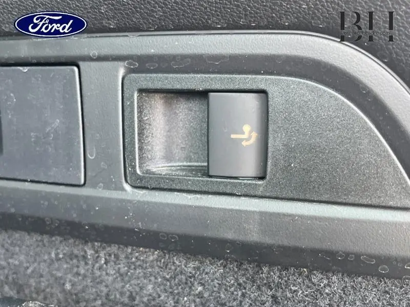 Bouton de réglage du siège arrière en gros plan, intérieur noir du Skoda Kodiaq Bleu Lave métallisée 2023.