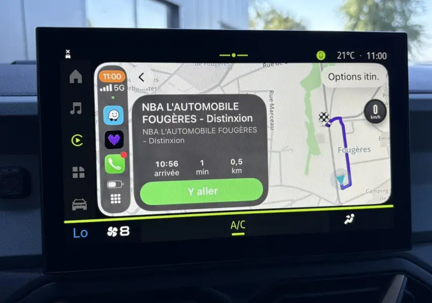 Écran tactile central 10'' du Dacia Duster blanc Glacier 2026 affichant la navigation GPS et options connectées.