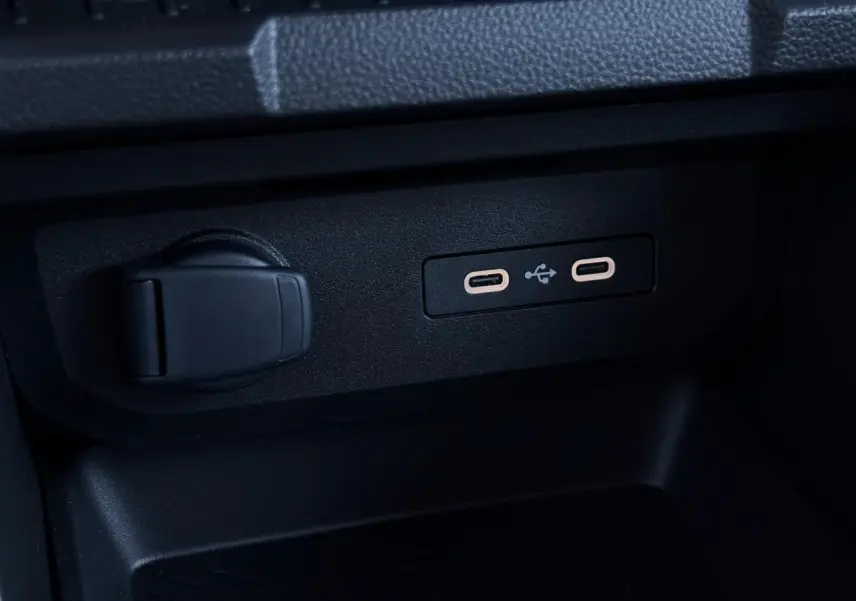 Gros plan sur les deux prises USB type C arrière et prise 12V du Dacia Duster blanc Glacier 2026.